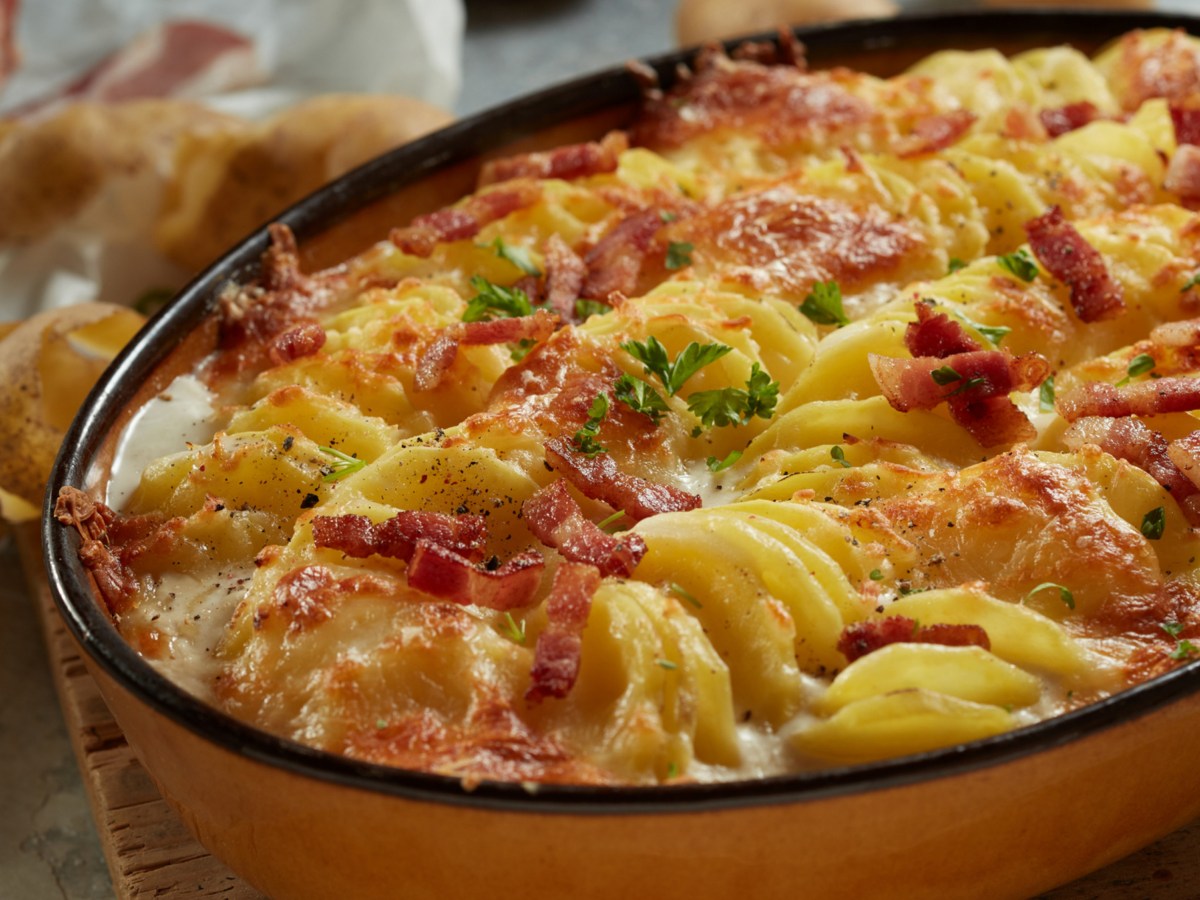 Rustikaler Bauernauflauf wie von Oma – mit Kartoffeln, Speck und Pilzen (perfekt für den Herbst)