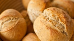 Frische Brötchen im Korb.