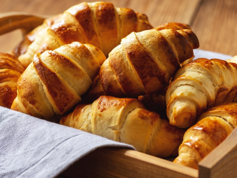 Selbst gemachte Croissants im Brotkorb.