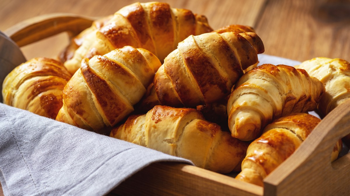 Selbst gemachte Croissants im Brotkorb.