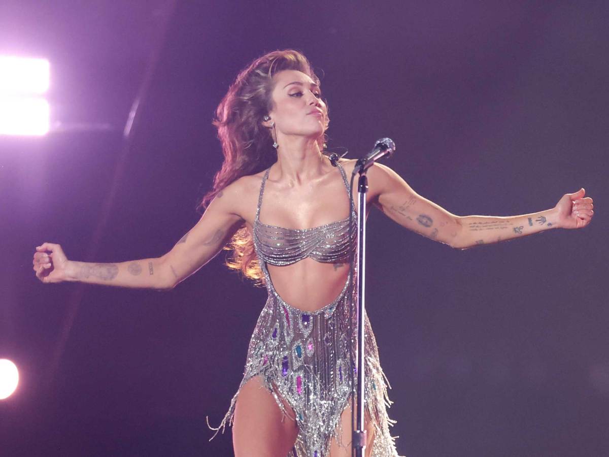 Miley Cyrus tritt auf der B&uuml;hne der 66th Annual GRAMMY Awards in der Crypto.com Arena am 4. Februar 2024 in Los Angeles, Kalifornien auf.