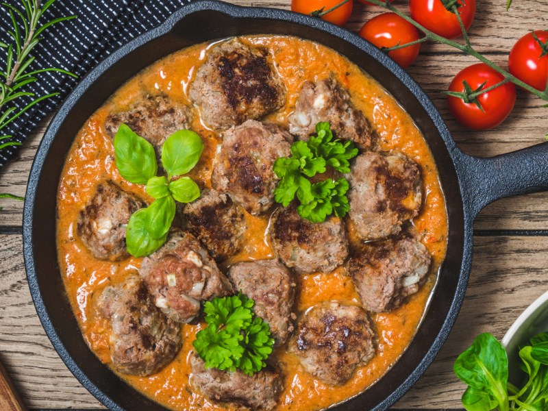 Pfanne mit Hackbällchen in Tomatensauce.