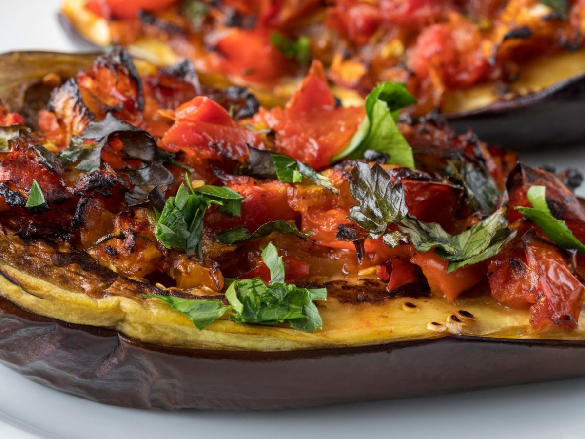 Geschmorte Aubergine gefüllt mit Tomaten und Paprika.