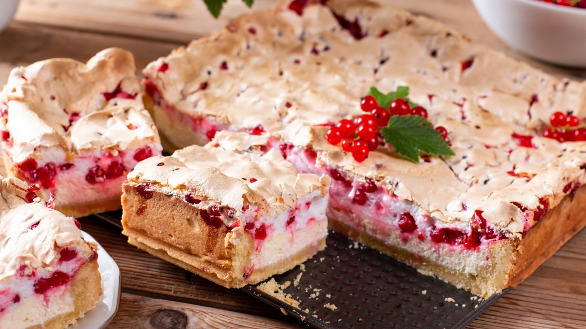 Käsekuchen mit Johannisbeeren und Baise-Haube.