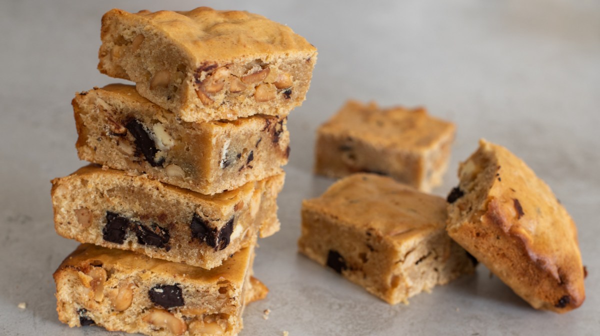 Blondies mit Oreos und Erdnussbutter.