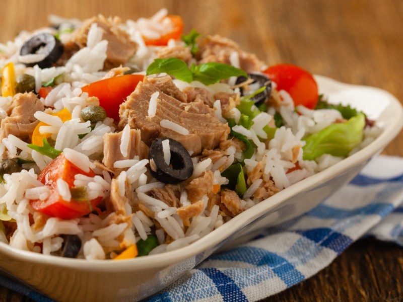 Reissalat mit Tomaten, Thunfisch und Oliven.