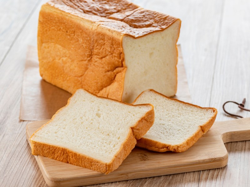 Selbst gemachtes Toastbrot auf Holzbrettchen.