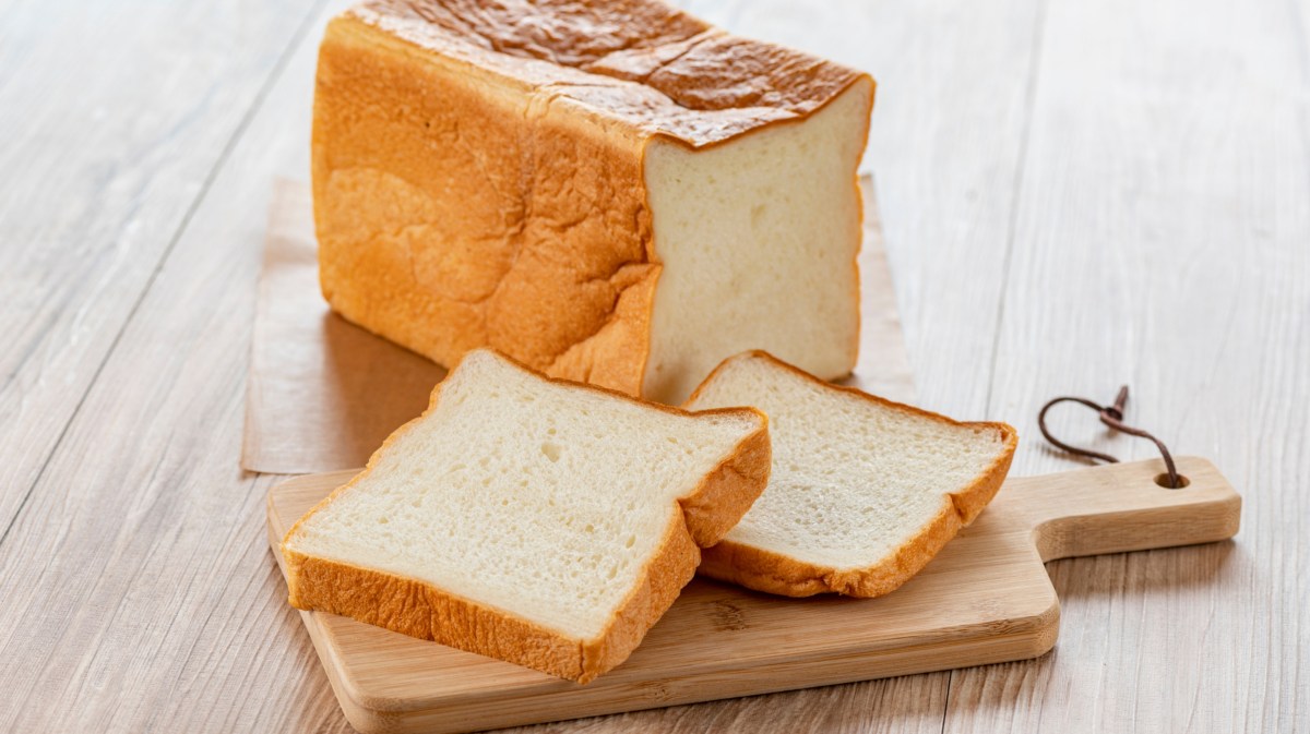 Selbst gemachtes Toastbrot auf Holzbrettchen.