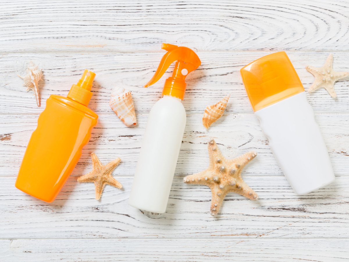 Verschiedene Sonnencremes und Sprays