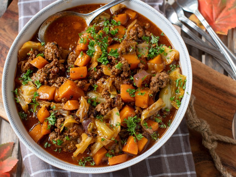 Eine Schüssel Bauerntopf mit Hackfleisch