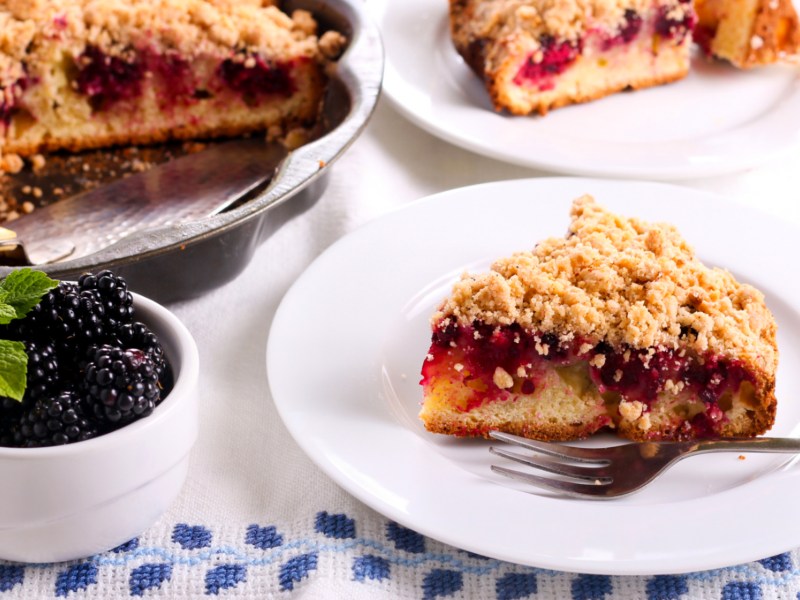 Einfach, knusprig, luftig: unser Brombeer-Streuselkuchen