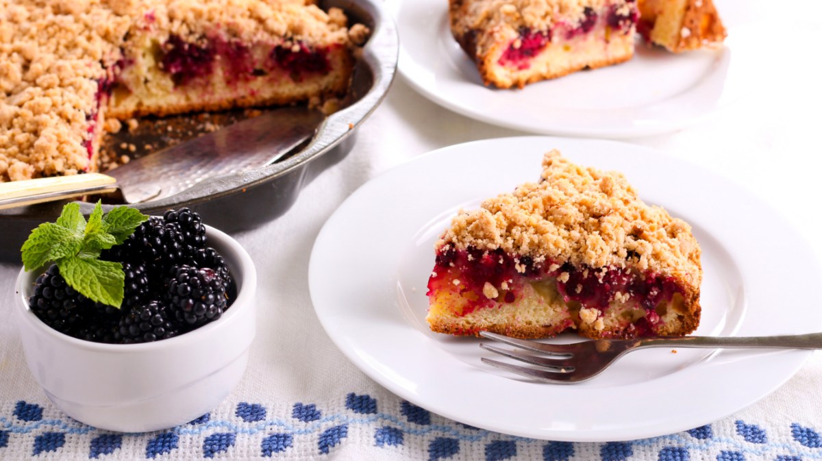 Einfach, knusprig, luftig: unser Brombeer-Streuselkuchen