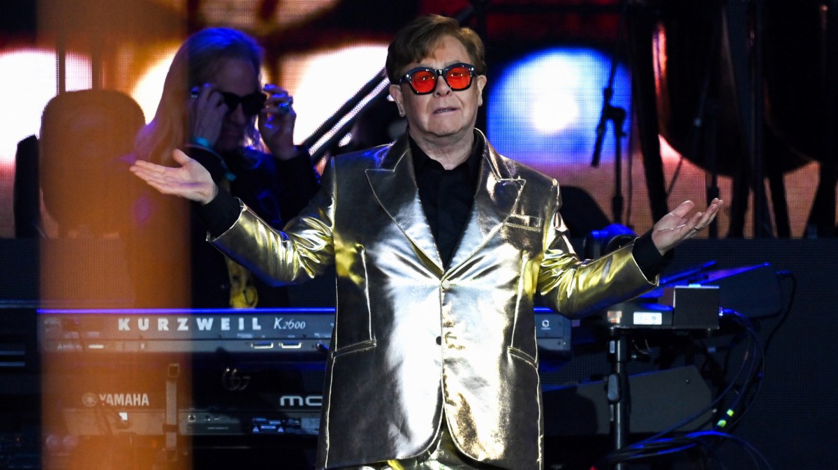 Elton John auf einem Konzert