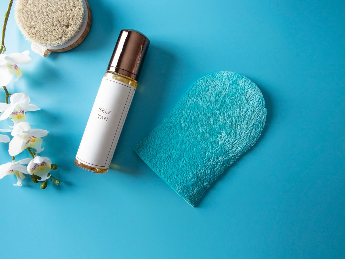 Flasche mit Self Tan Spray und Handschuh zum Auftragen des Selbstbr&auml;uners
