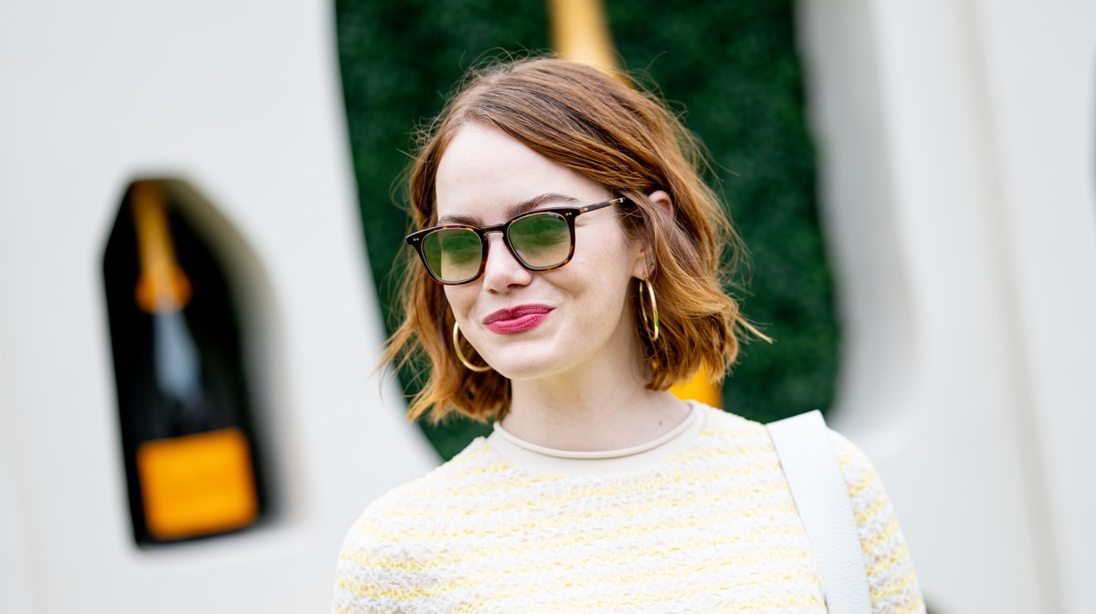 Schauspielerin Emma Stone mit Kurzhaarfrisur.