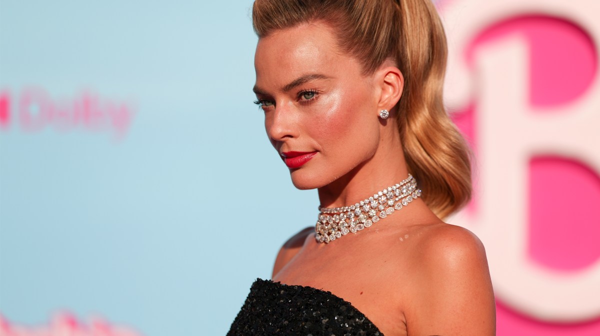 Margot Robbie mit gebräunter Haut bei der Barbie-Premiere.