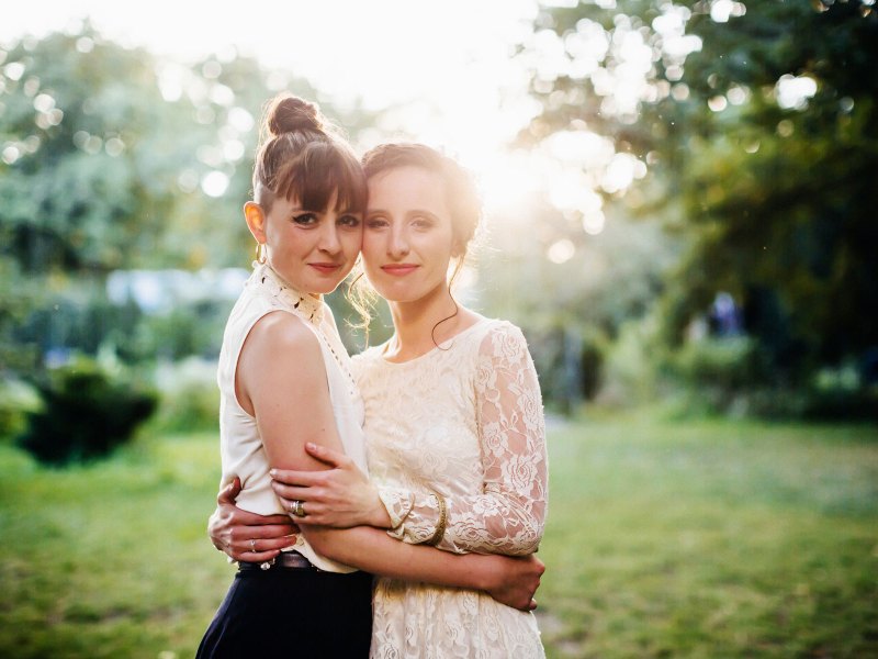 Zwei Frauen bei ihrer Hochzeit