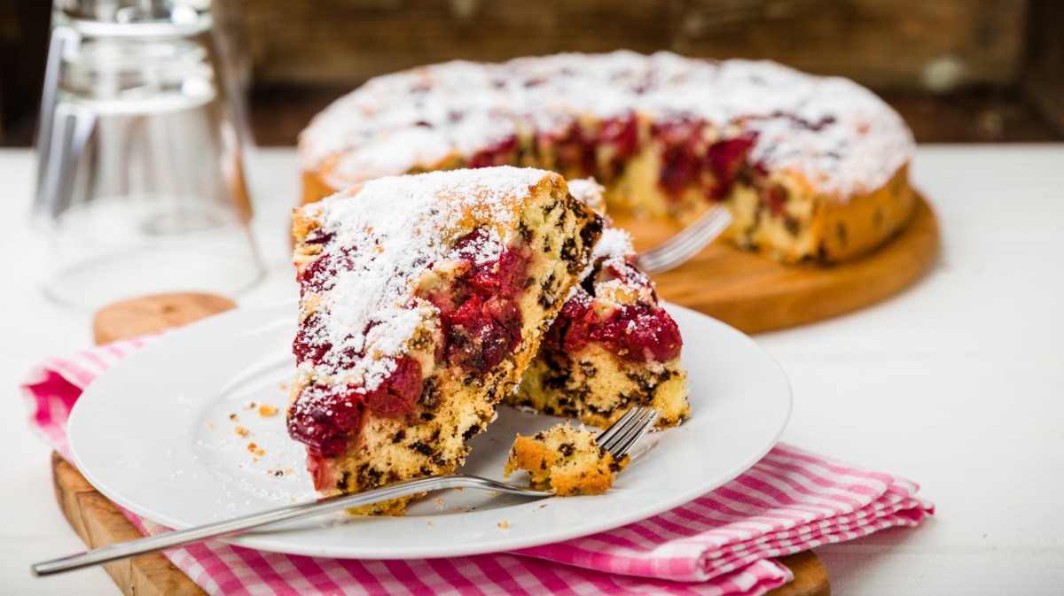 Probiert doch mal unseren Kirschkuchen mit Schokostreuseln!