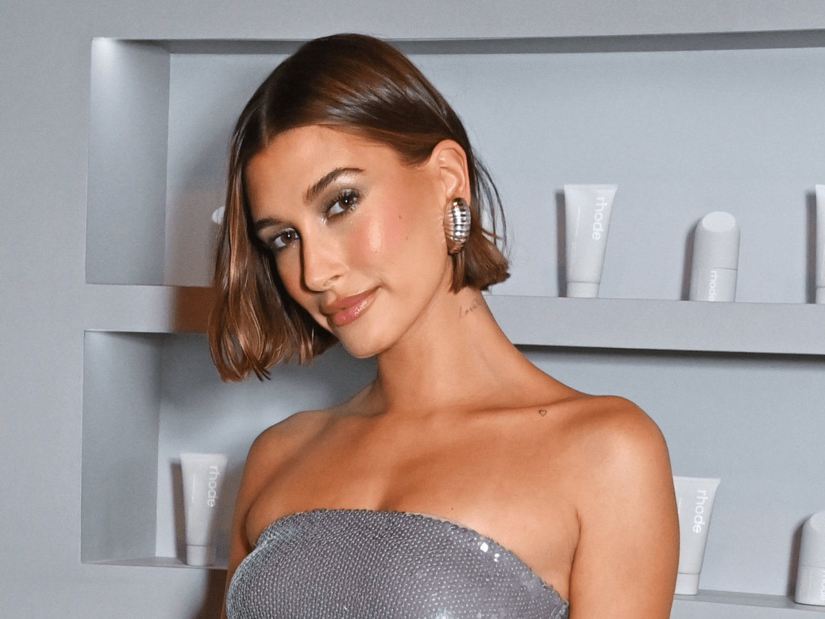 Hailey Bieber mit sonnengeküsstem Teint