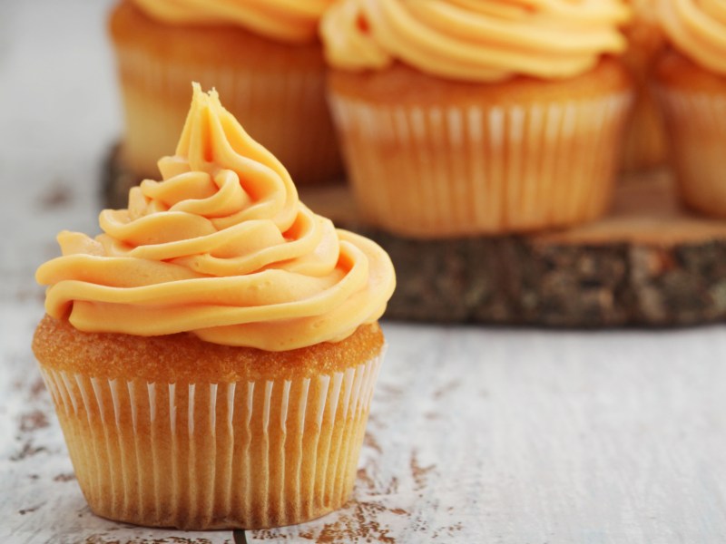 Cupcakes mit orangenem Frosting.