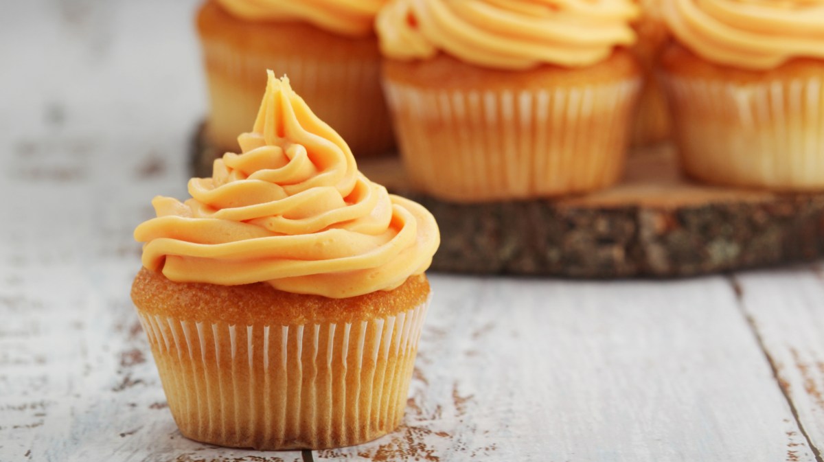 Cupcakes mit orangenem Frosting.