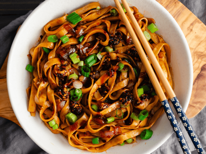Asiatische Nudeln mit Chilicrisp und Frühlingszwiebeln.