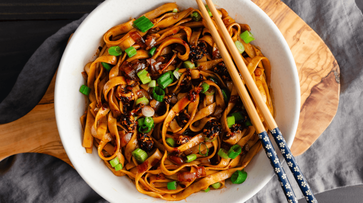 Asiatische Nudeln mit Chilicrisp und Frühlingszwiebeln.