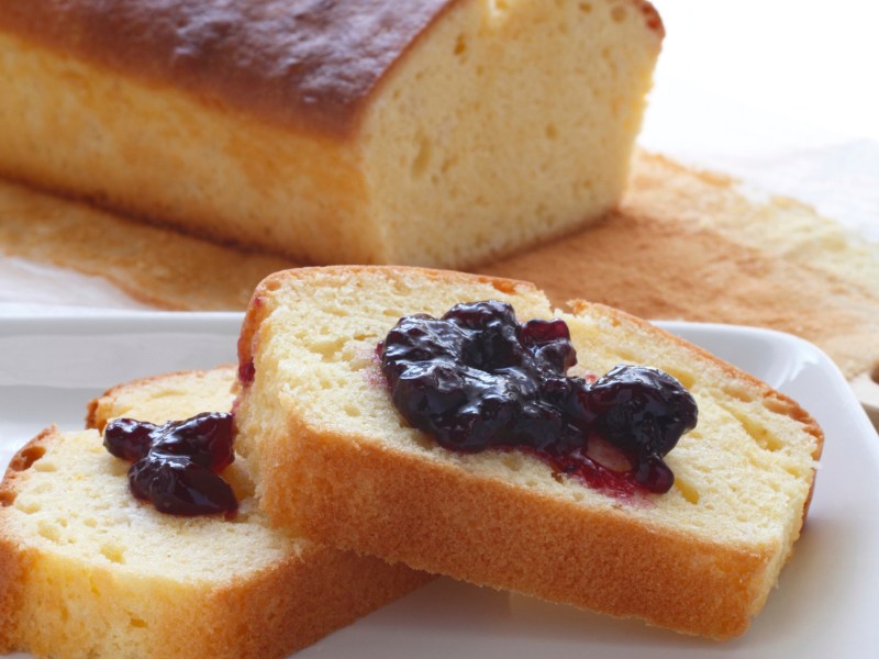 Kastenkuchen mit Marmelade.