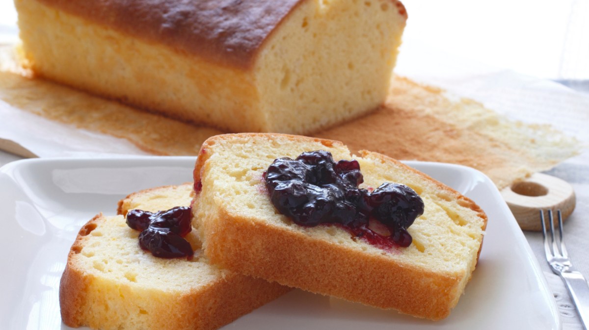 Kastenkuchen mit Marmelade.