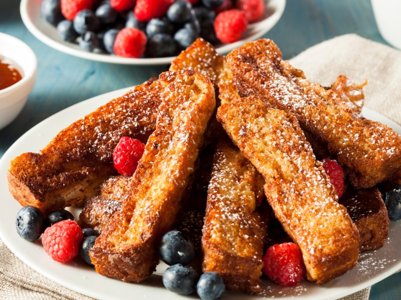 French Toast Sticks auf großem Teller.