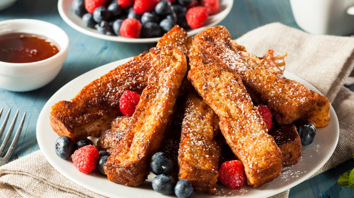 French Toast Sticks auf großem Teller.