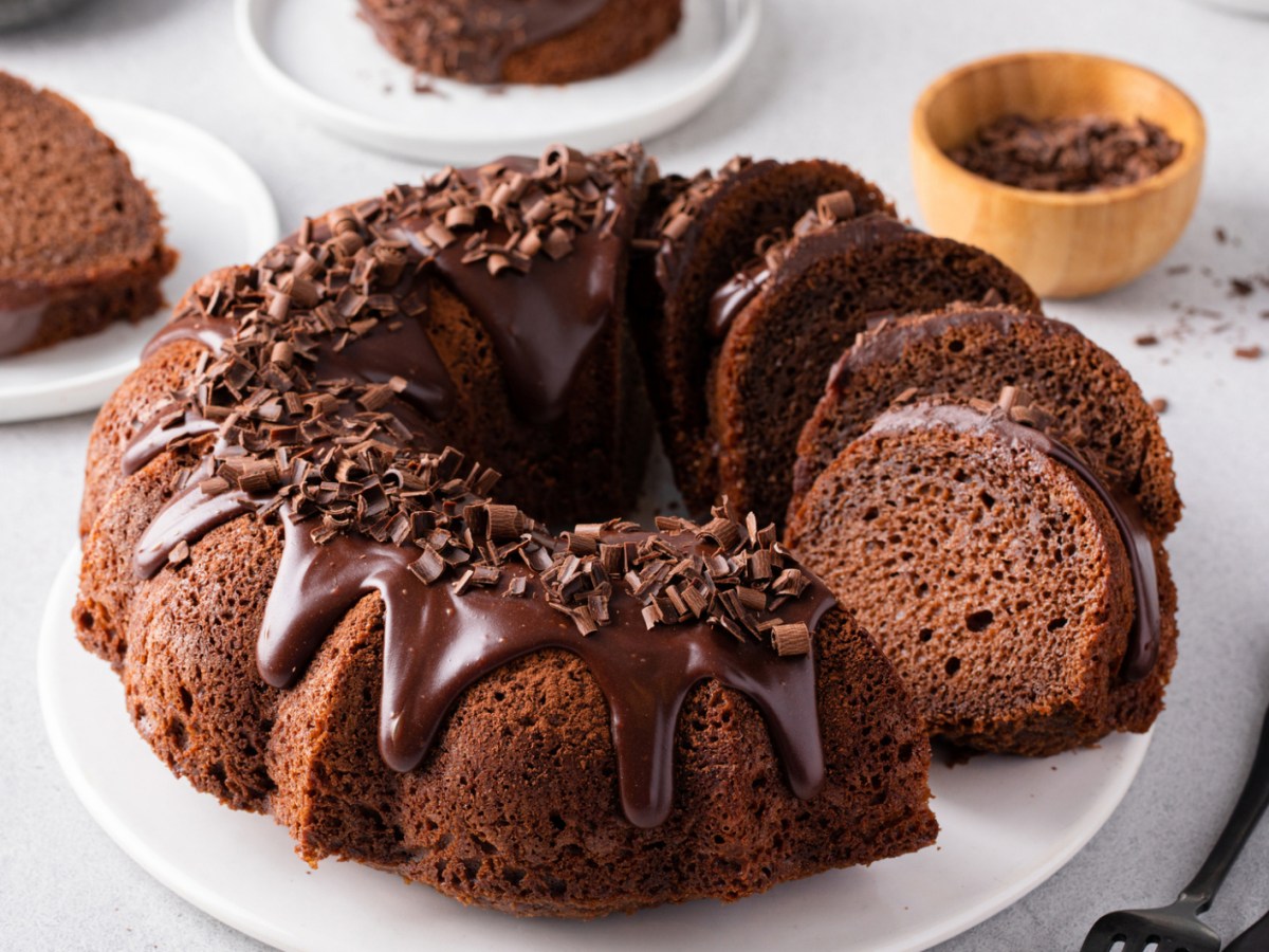Schoko Gugelhupf auf wei&szlig;em Teller.