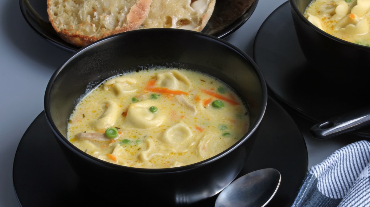 Suppe mit Tortellini und Gemüse.