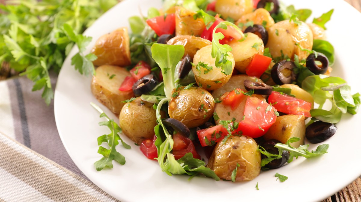 Kartoffelsalat mit Oliven und Tomaten.