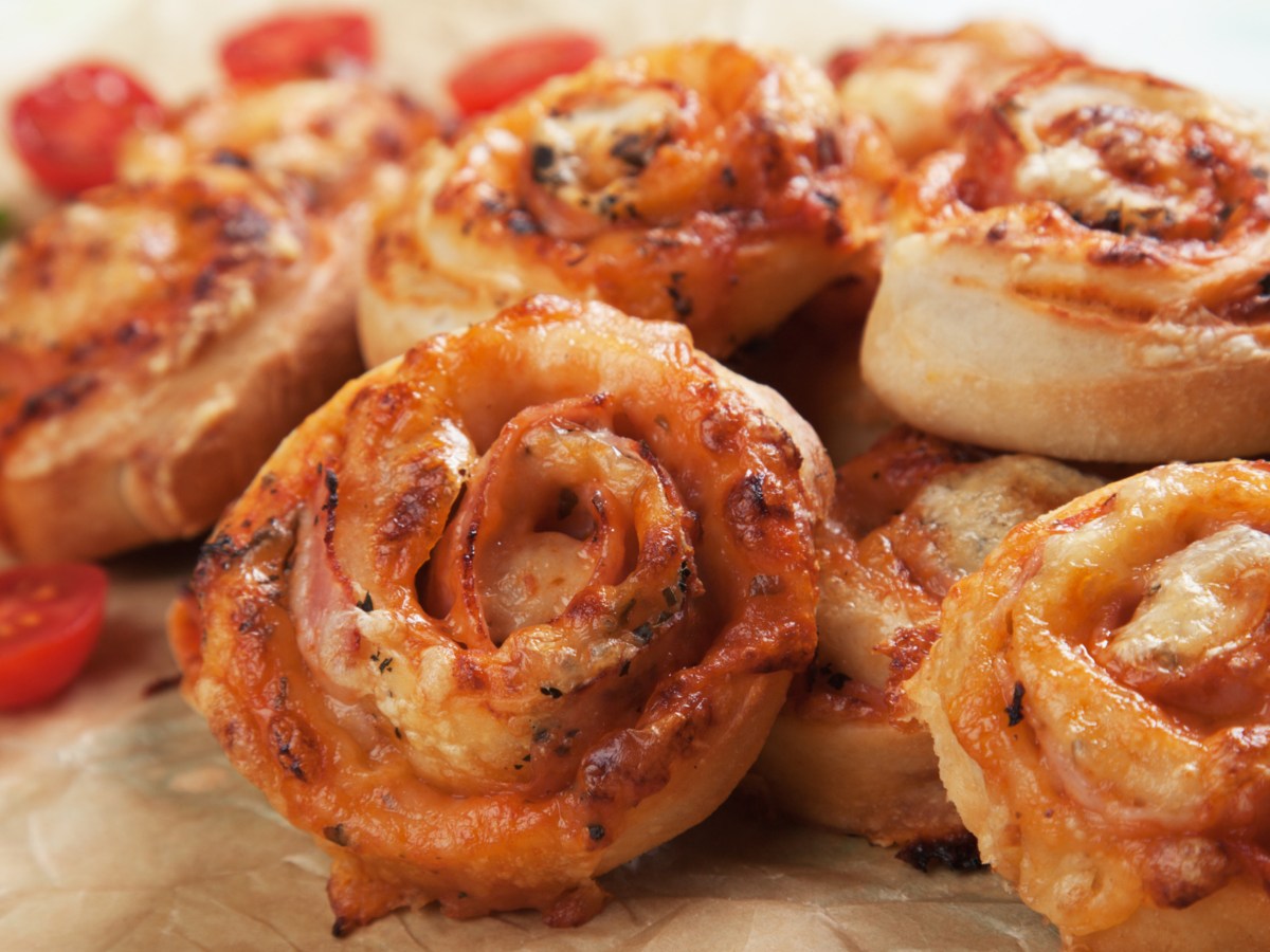 Pizzaschnecken mit Schmand und Schinken: Geniales 30-Minuten-Rezept
