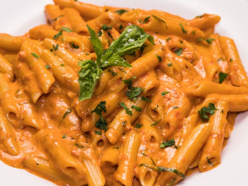 Penne in cremiger Tomaten-Wodka-Soße.