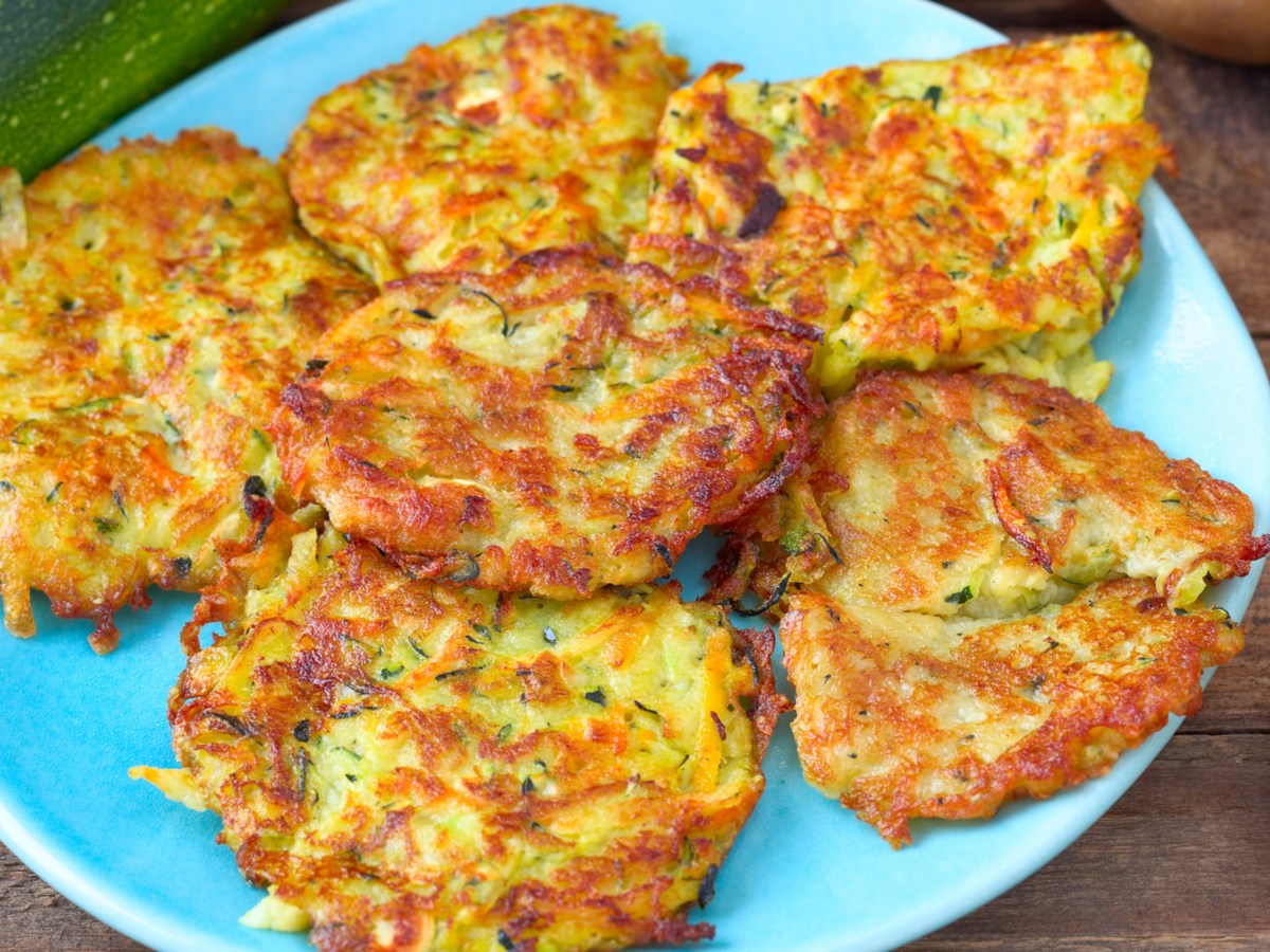 Zucchini-Kartoffel-Puffer: Knusprige Gemüse-Rösti, die allen schmecken