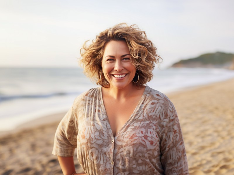 Frau lacht am Strand