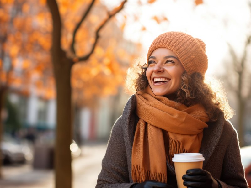 Frau, die einen Herbst-Spaziergang macht