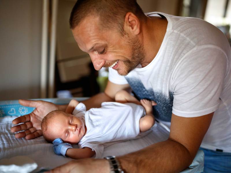 Mit Frau und Baby direkt nach der Geburt zu Hause bleiben - das ist in vielen Unternehmen nur möglich, wenn sich Väter Urlaub nehmen.