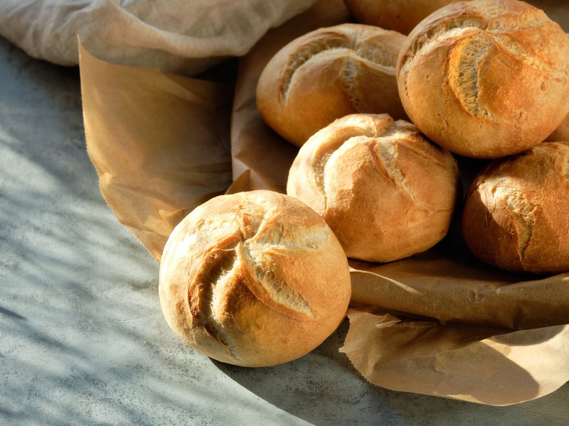 So einfach kann man Brot einfrieren und aufbacken