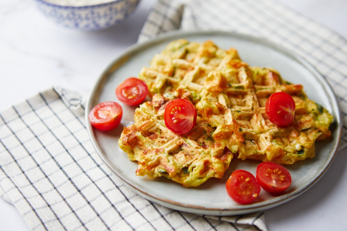 Chaffles sind herzhafte Low Carb Waffeln, die im Handumdrehen gelingen und sich super einfach abwandeln lassen.