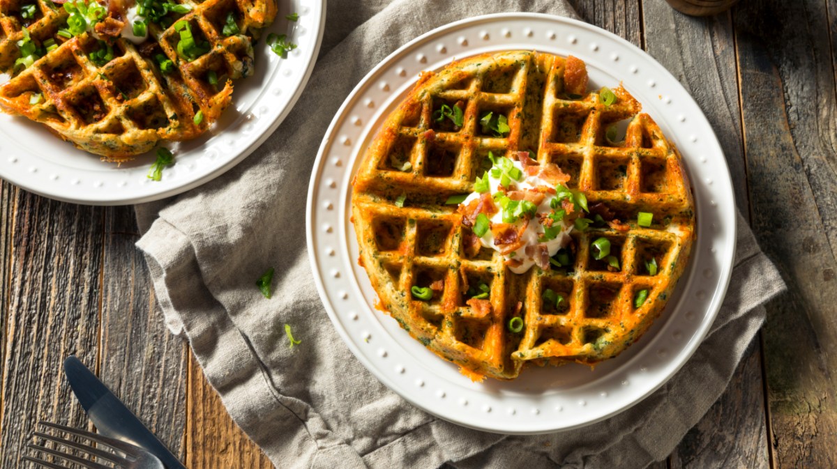 Ideal als Snack oder kleine Mahlzeit: So einfach gehen deftige Waffeln.