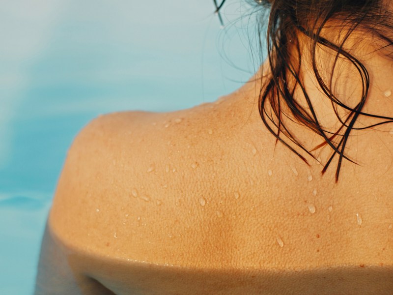 Frau im Pool mit Gänsehaut