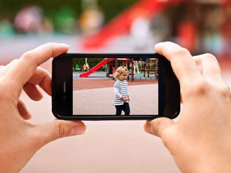 Kinderbilder sollten nicht ohne Bedacht geteilt werden, weder in Chatgruppen, noch im Internet. Warum, das lest ihr bei uns.