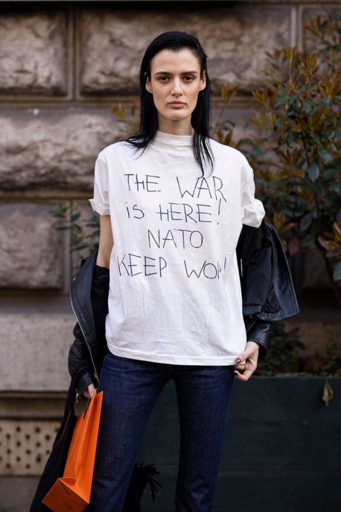 Streetstyle Herbst 2023 mit Statement-Shirt zum Ukraine-Krieg.