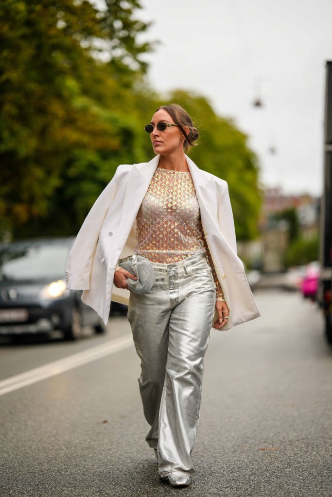 Street Style mit silberner Hose und glitzerndem Oberteil.