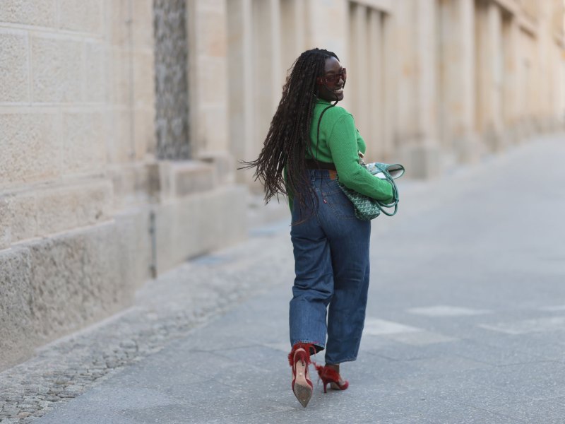 Streetstyle aus Berlin mit einer Bloggerin in einem coolen Jeans-Look.