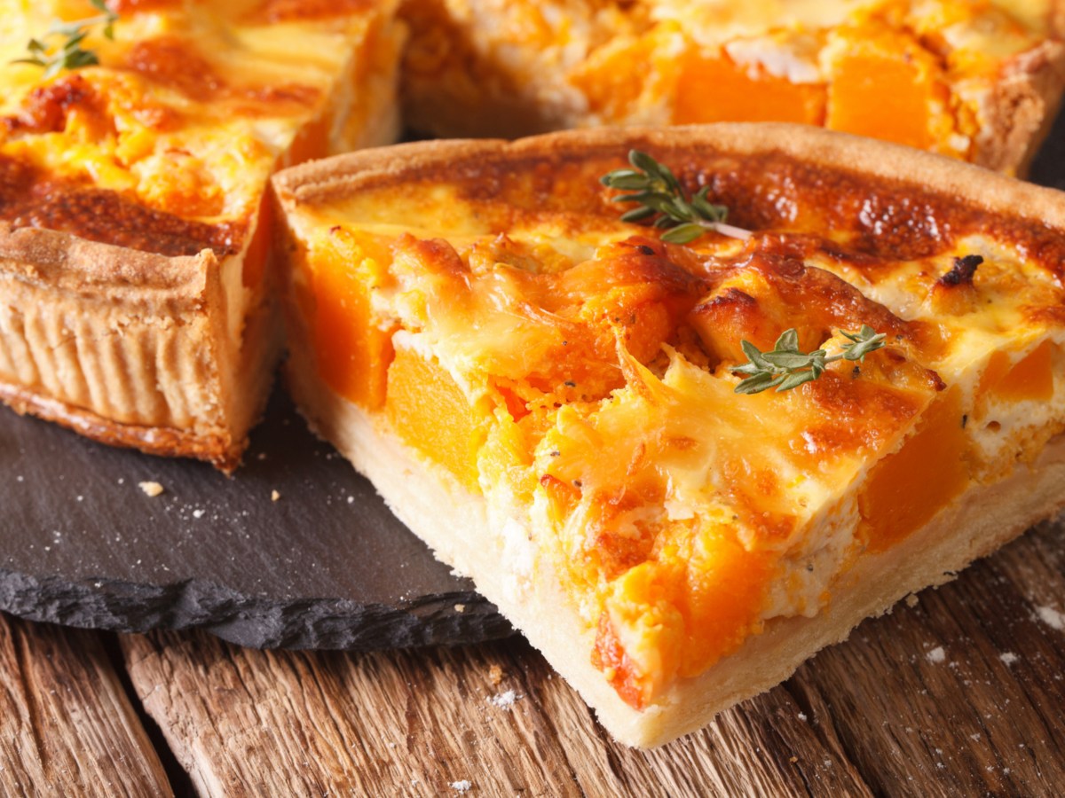 Herbstlicher Genuss: Kürbis-Quiche mit Schinken und Käse