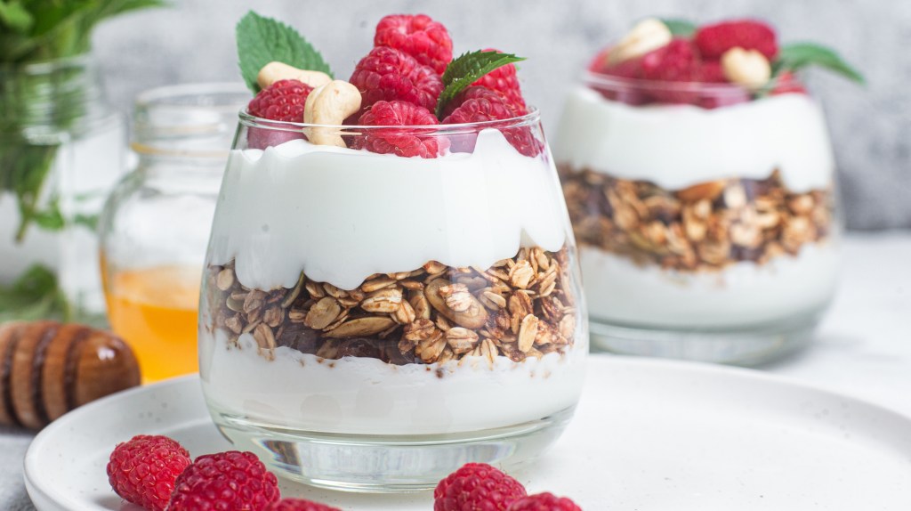 Joghurt geschichtet mit Granola und Obst